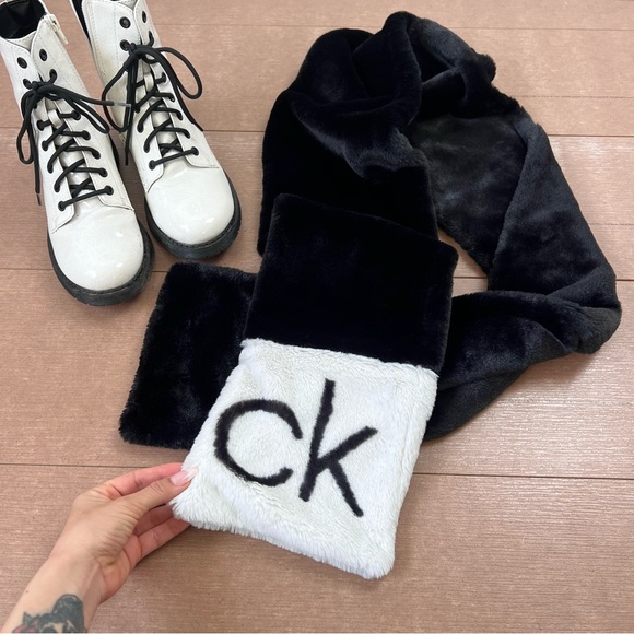 Calvin Klein faux fur plush scarf in white and black - Picture 4 of 5